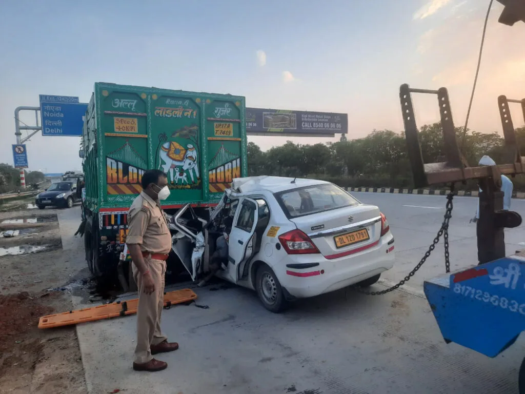 लॉकडाउन में सभी सरकारी यातायात बंद होने की वजह से प्रवासी मजदूरों को काफी कठिनाइयों का सामना करना पड़ रहा है। सरकार की बदइंतजामी के कारण देश कई हिस्सों में हुए सड़क हादसों में प्रवासी मजदूरों को अपनी जान गवानी पड़ रही है।