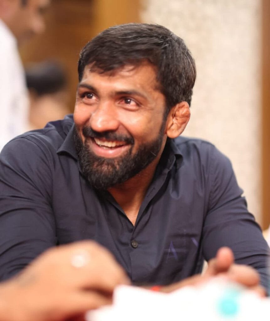 सोशल मीडिया पर पाकिस्तानी क्रिकेटर शाहिद अफरीदी का एक वीडियो खूब वायरल हो रहा है। जिसका बॉक्सर योगेश्वर दत्त ने बड़ा ही ज़बरदस्त जवाब दिया। योगेश्वर दत्त के इस पंच की खूब तारीफ हो रही है।