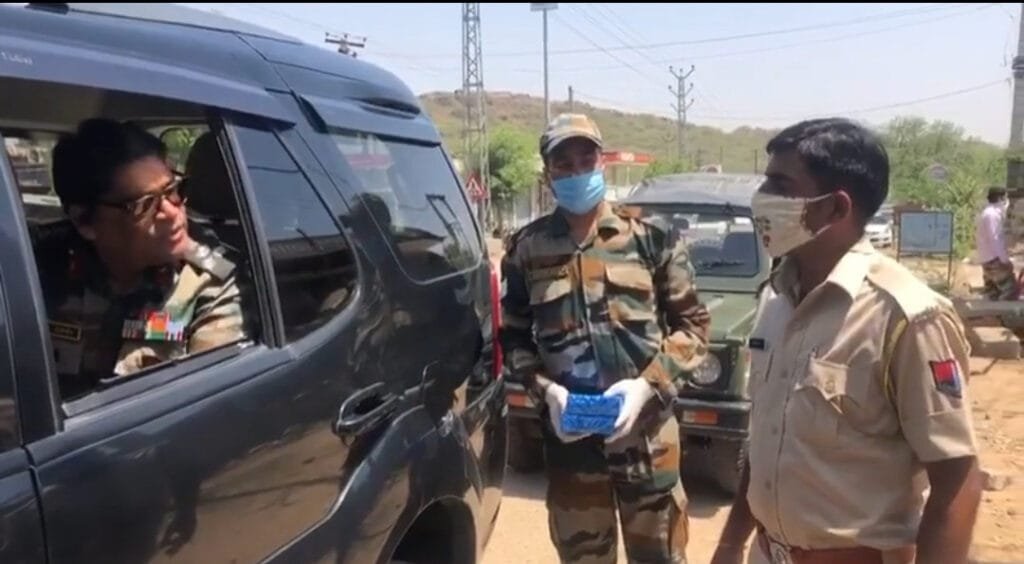 आर्मी अफसर ने कोरोना वारियर पुलिसकर्मियों को बांटी मिठाई-बोले,पहली बार सेना को तुम पर गर्व हुआ