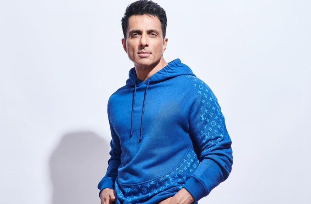 कोरोना वायरस महामारी में बॉलीवुड अभिनेता सोनू सूद प्रवासी मजदूरों को अपने खर्च पर घर पंहुचा रहे है। लॉकडाउन काल में उनके इस नेक काम की सोशल मीडिया पर खूब तारीफ हो रही है।