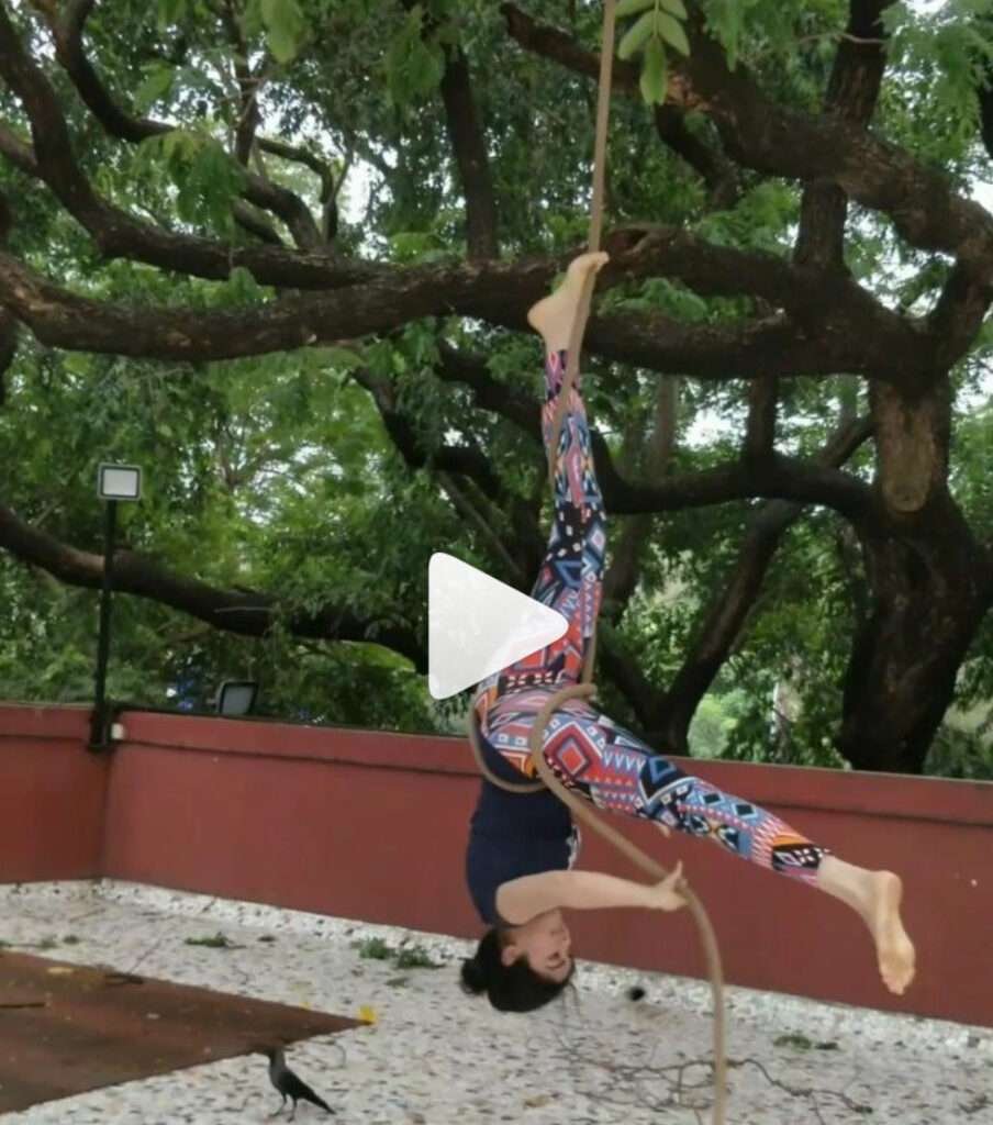 बॉलीवुड एक्ट्रेस अदा शर्मा का एक लेटेस्ट वीडियो खूब वायरल हो रहा है। जिसमें वह उन लोगों के लिए टिप दे रही है जो रात में सो नहीं पाते हैं और दिन में सुस्ती महसूस करते हैं।