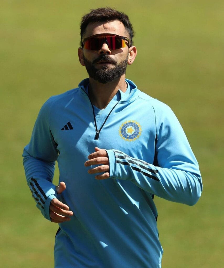 टीम इंडिया के कप्तान विराट कोहली का दौड़ लगाते हुए एक वीडियो सोशल मीडिया पर बहुत वायरल हो रहा है। कोहली के इस वीडियो पर लोग खूब मजेदार कमेंट कर रहे हैं।