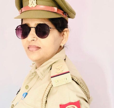 हरियाणा, हिसार के आदमपुर में भारतीय जनता पार्टी ने नेत्री सोनाली फोगट ने सचिव सुल्तान सिंह की चप्पल के  पिटाई की थी। जिस पर यूपी पुलिस की जाबांज पुलिस अधिकारी अलका ने सोनाली फोगट को जमकर फटकार लगाई।