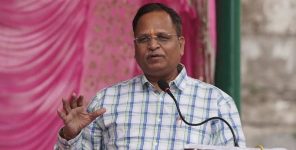 देश की राजधानी दिल्ली में कोरोना वायरस बहुत तेजी से फ़ैल रहा है। अरविंद केजरीवाल के बीमारी ठीक होने के बाद अब दिल्ली के स्वास्थ्य मंत्री सत्येंद्र जैन अस्पताल में दाखिल हैं।