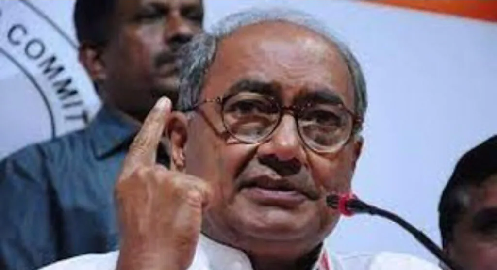 मध्य प्रदेश के पूर्व सीएम दिग्विजय सिंह ने प्रधानमंत्री मोदी आपदा कहा। दिग्गी ने पीएम मोदी को ईवीएम की जगह मतदान पत्र से वोटिंग करवाने की चुनौती दी।