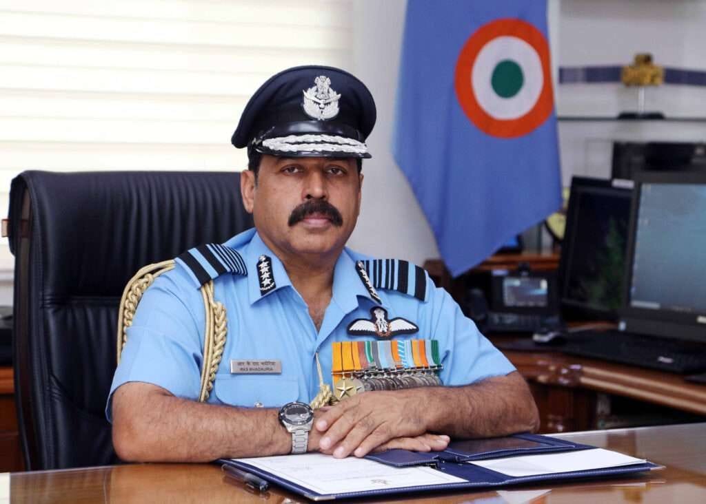 भारतीय वायुसेना प्रमुख आरकेएस भदौरिया ने गलवान  घाटी में शहीद हुए जवानों के बलिदान को व्यर्थ नहीं जाने देने की बात कही है। गलवान के बहादुरों के बलिदान को कभी व्यर्थ नहीं जाने देंगे।