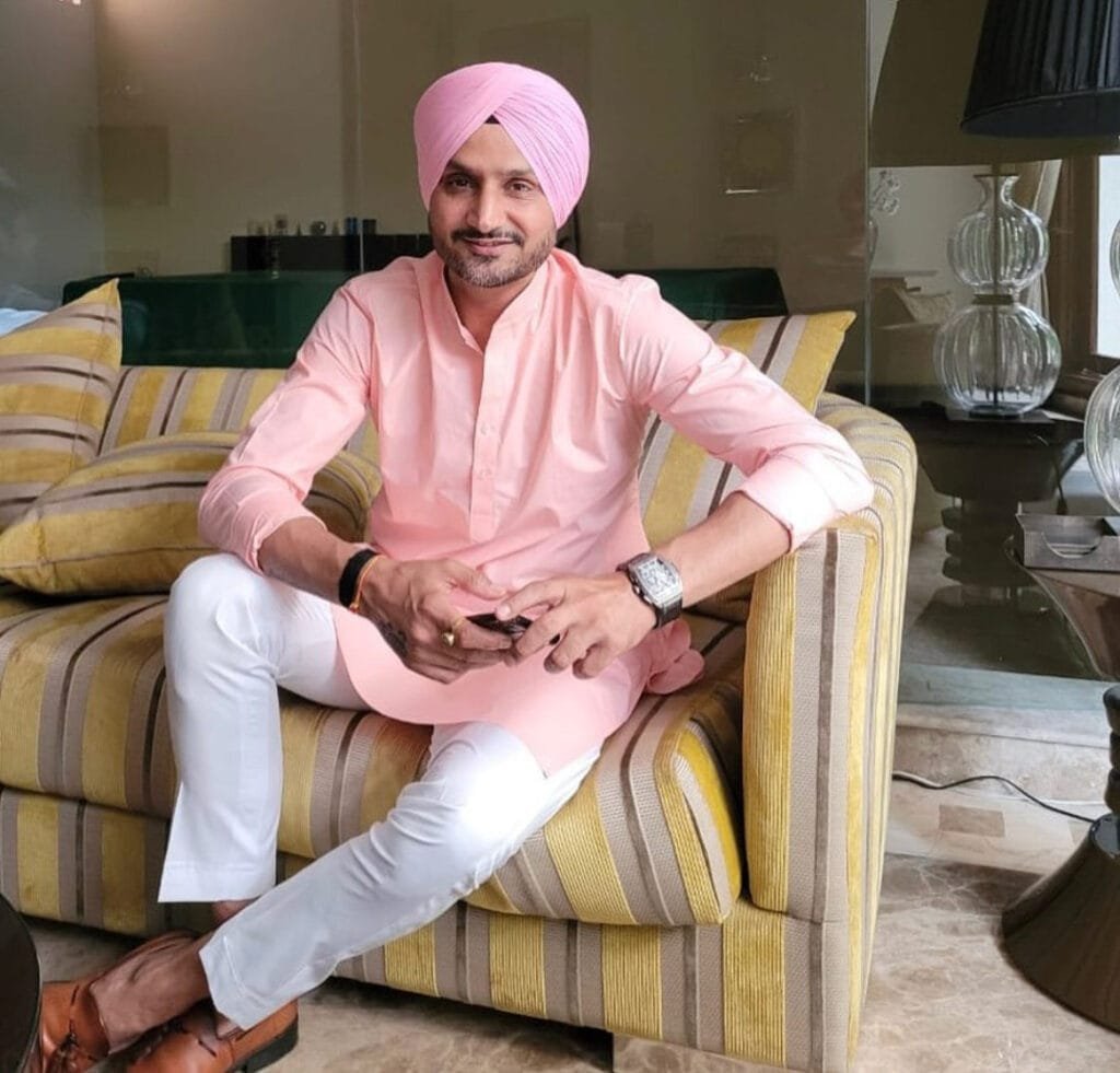 लद्दाख की गलवान घाटी में 14 जून की रात को भारत और चीन की सेना के बीच हिंसक झड़प हुई। जिसमें इंडियन आर्मी के 20 जवान शहीद हुए। हरभजन सिंह ने चीन को सबक सिखाने का तरीका बताया। 