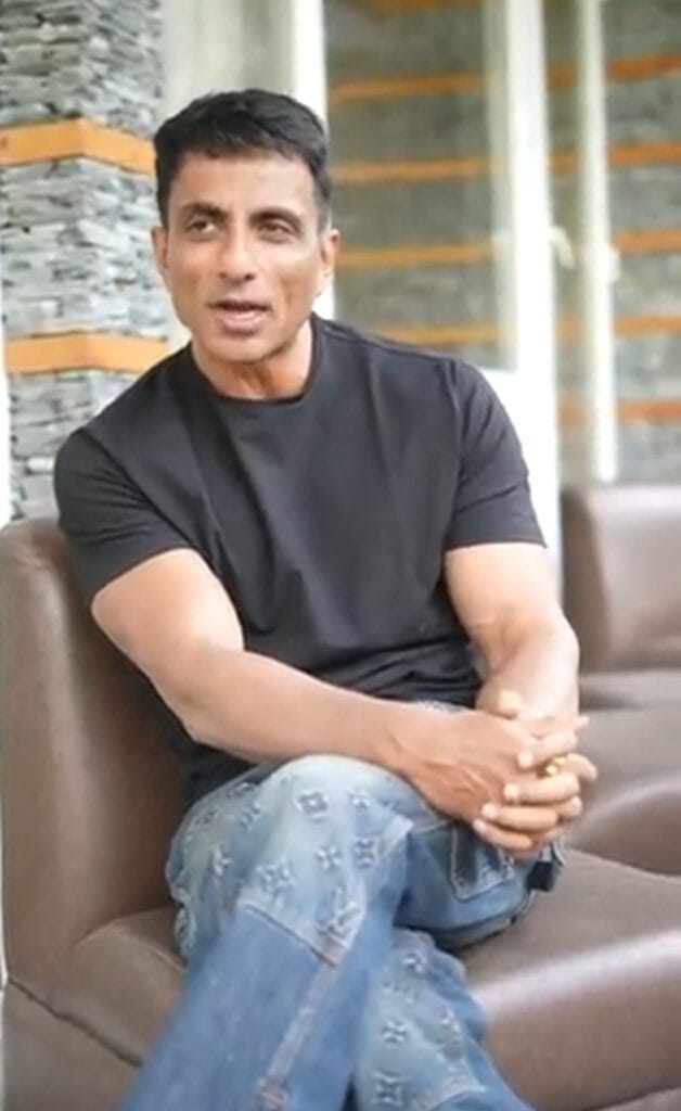 बॉलीवुड अभिनेता सोनू सूद कोरोना वायरस महामारी काल में जरूरतमंदों की दिल खोल कर सेवा कर रहे हैं। अब तक सोनू सूद ने कई हजार प्रवासी श्रमिकों को उनके घर भेजने में मदद की है।