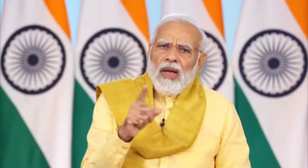 पीएम मोदी ने अंतराष्ट्रीय योग दिवस के अवसर पर भगवान कृष्ण द्वारा दिए गए गीता ज्ञान का जिक्र किया। उन्होंने कहा कि कोरोना वायरस को हराने के लिए योग जरूरी है।