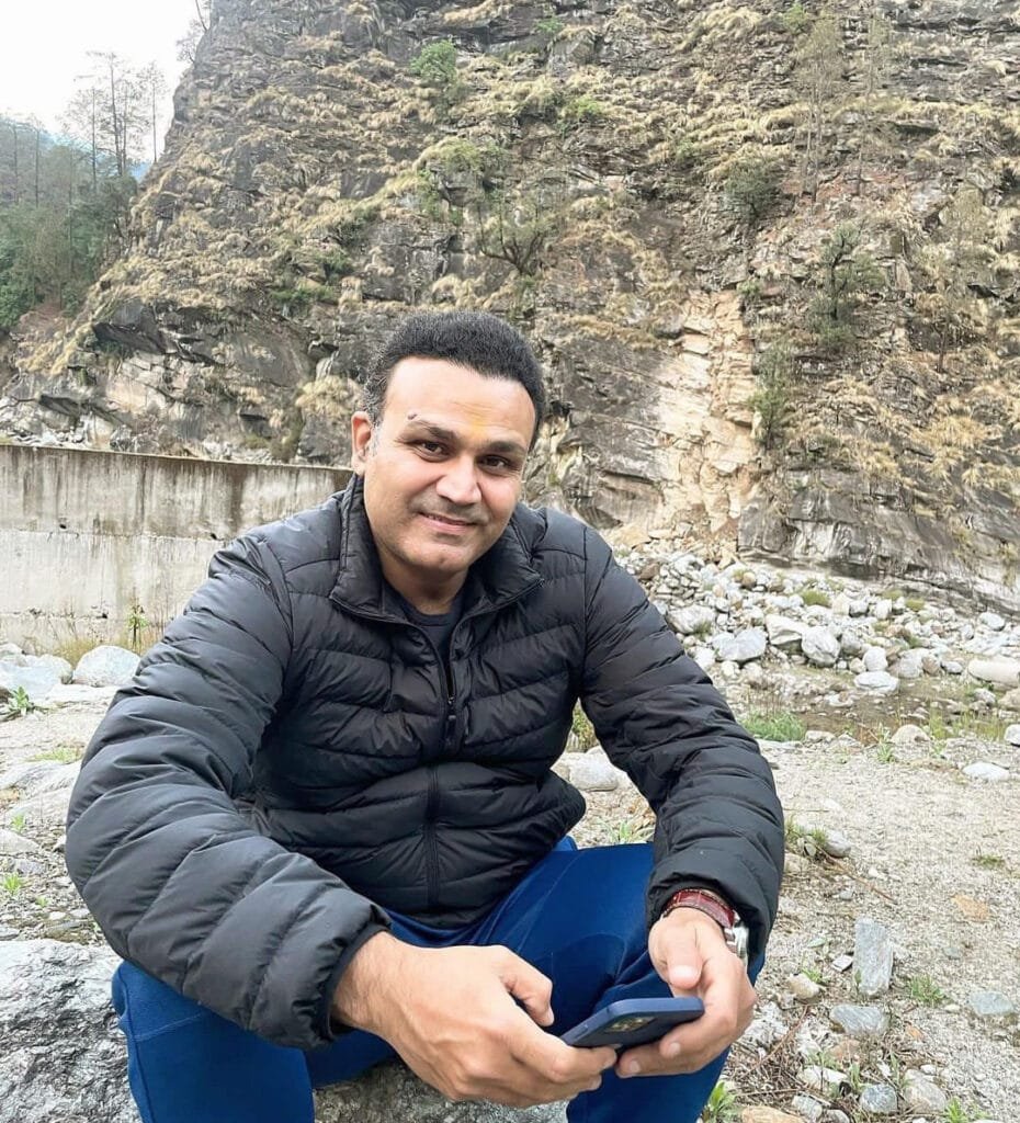 आमतौर पर देखा जाता है जब कहीं जेसीबी चलती है तो लोगों को भीड़ इकट्ठा हो जाती है। क्रिकेटर वीरेंद्र सहवाग ने 5 वर्षीय राजेश द्वारा JCB से खुदाई का वीडियो साझा किया है। आज भागदौड़ भरी जिंदगी में हर किसी के पास समय का आभाव रहता है। लेकिन वक्त न होने की कमी उस समय कहीं दूर चली जाती है ,जब कहीं जेसीबी चल रही होती है।
