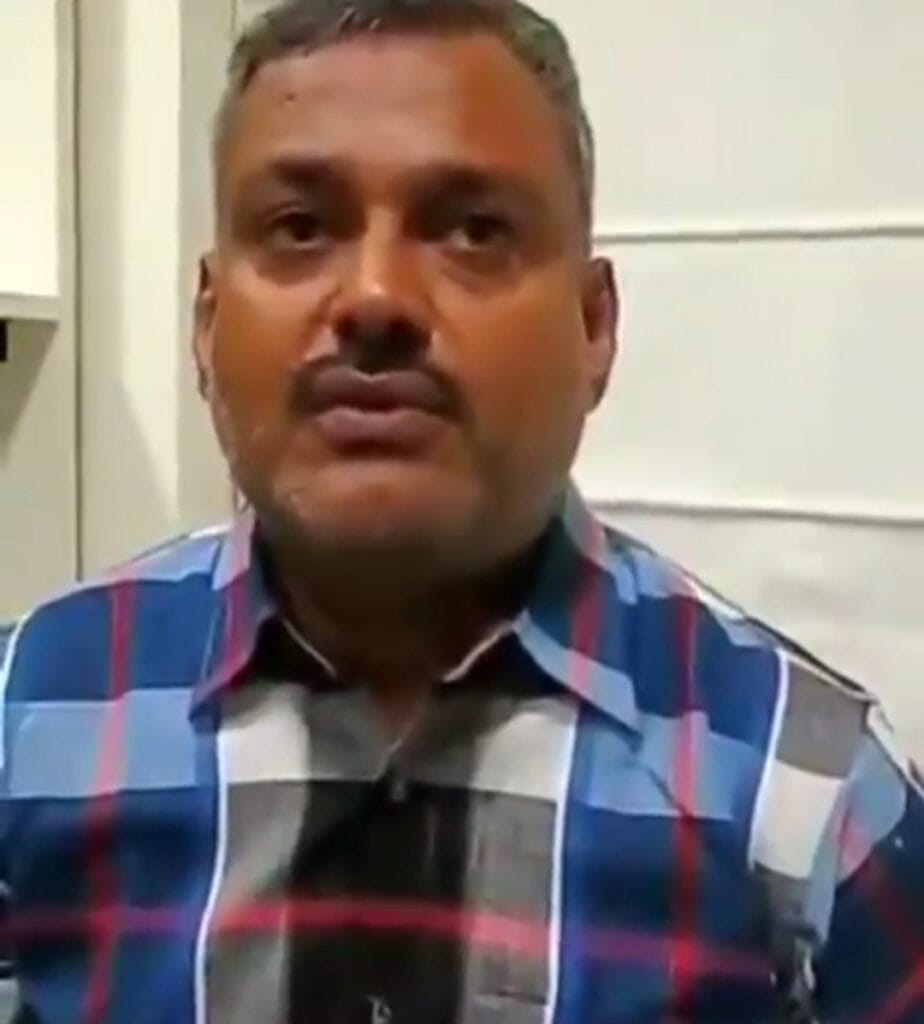 कानपूर के बिकारु गांव में दबिश पर गई पुलिस पर गोलियां बरसा कर 8 पुलिसकर्मियों की हत्या करने वाला विकास दुबे आज उज्जैन में पुलिस के हत्थे चढ़ गया। विकास दुबे पर 5 लाख का ईनाम घोषित था।