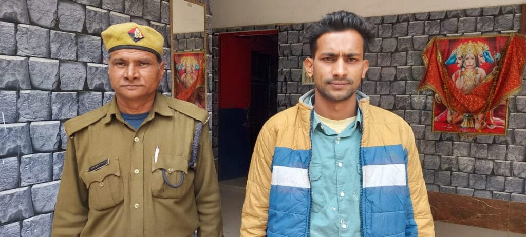उत्तर प्रदेश के कानपूर के बिकारु गांव में 8 पुलिसकर्मियों हत्या का मुख्य आरोपी विकास दुबे फ़िलहाल फरार चल रहा है। STF ने उसके एक साथी को मार गिराया और दो को गिरफ्तार कर लिया है।