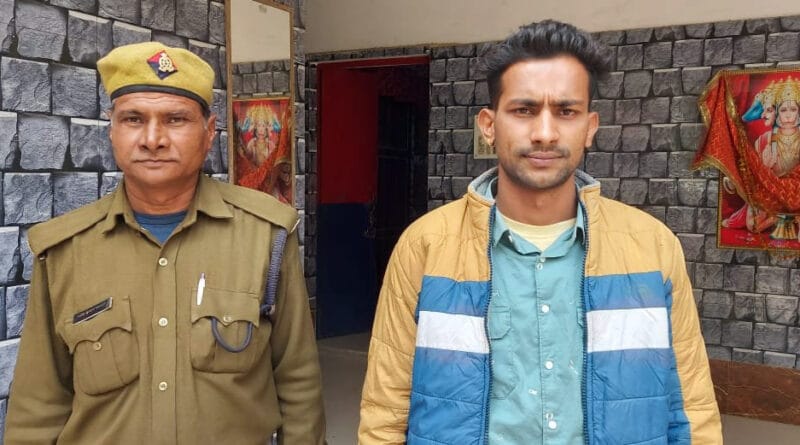 उत्तर प्रदेश के कानपूर के बिकारु गांव में 8 पुलिसकर्मियों हत्या का मुख्य आरोपी विकास दुबे फ़िलहाल फरार चल रहा है। STF ने उसके एक साथी को मार गिराया और दो को गिरफ्तार कर लिया है।
