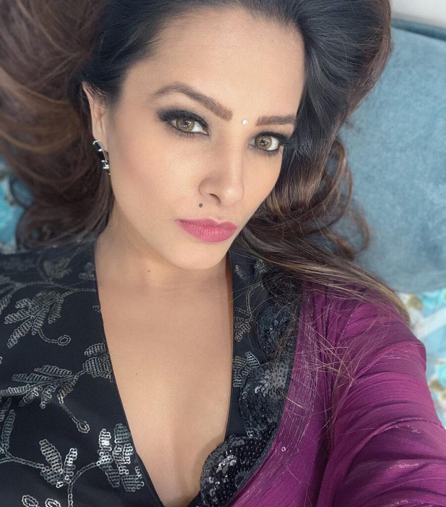 फेमस टीवी धारावाहिक नागिन में इच्छाधारी का किरदार निभाने वाली अनीता हसनंदानी ने इंस्टाग्राम पर बहुत ही फनी वीडियो साझा किया है। एक्ट्रेस के DDLJ मूवी स्टाइल वीडियो को देखकर आप अपनी हंसी नहीं रोक पाएंगे।