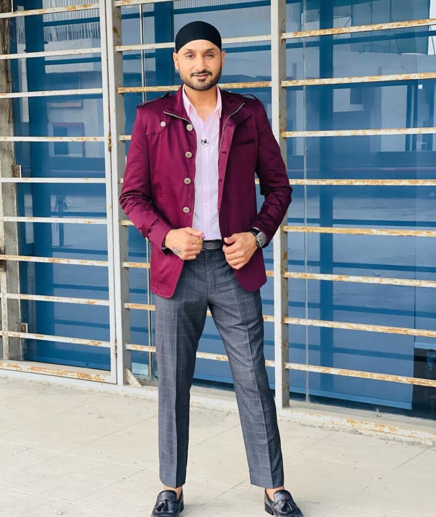 टीम इंडिया के स्पिन गेंदबाज क्रिकेटर हरभजन सिंह ने एक बच्चे का वीडियो सोशल मीडिया पर साझा किया। जिसको देखकर आप बी दंग रह जाएंगे।
