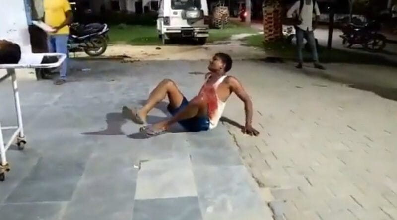 उत्तर प्रदेश के अमेठी में भारतीय सेना में तैनात एक जवान के पिता की पीट पीटकर हत्या कर दी गई है। पिता की मौत से आहत जवान ने सरकार द्वारा आरोपियों के खिलाफ करवाई न किए जाने पर आत्मदाह की चेतावनी दी है। 