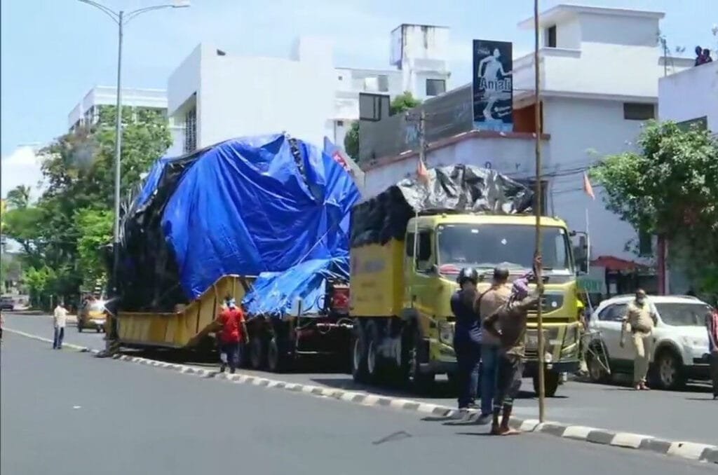 करीब 78 टन वजनी मशीन को लेकर महाराष्ट्र से एक साल पहले निकला ट्रक आज केरल के तिरुवनंतपुरम विक्रम साराभाई स्पेस सेंटर पहुंच गया है।