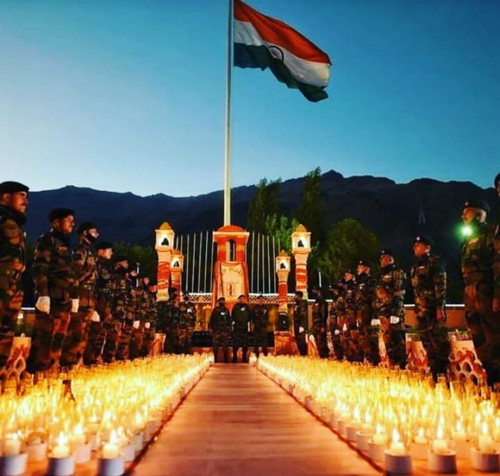 आज पूरा देश कारगिल विजय दिवस की 21वीं वर्षगांठ मना रहा है। कारगिल वॉर भारत और पाकिस्तान के बीच हुए ऐसे युद्ध की कहानी है जो आपके रोंगटे खड़े कर देगी। भारत ने 21 साल पहले आज ही के दिन पाकिस्तान को धूल चटाई थी