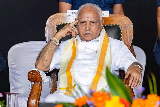 केंद्रीय गृहमंत्री अमित शाह के बाद अब कर्नाटक सीएम बीएस येदियुरप्पा भी कोरोना वायरस से संक्रमित हो गए हैं। उन्होंने खुद ट्वीट कर COVID-19 पॉजिटिव होने की जानकारी दी।