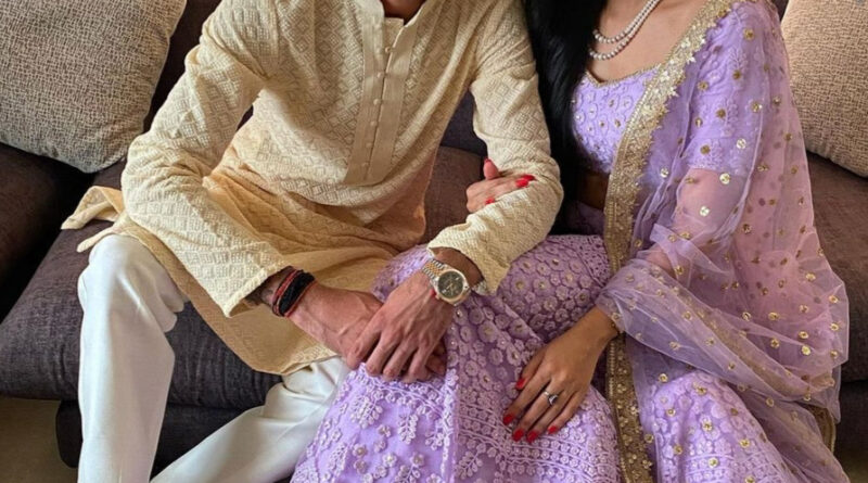 टीम इंडिया के लेग स्पिनर युजवेंद्र चहल ने IPL 2020 टूर्नामेंट शुरू होने से पहले डॉक्टर धनश्री वर्मा संग सगाई रचा ली है। हंसमुख क्रिकेटर ने खुद सगाई की फोटो सोशल मीडिया पर शेयर की है।