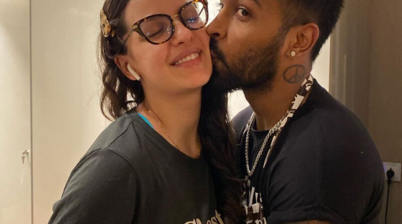Natasa Stankovic kiss Hardik Pandya