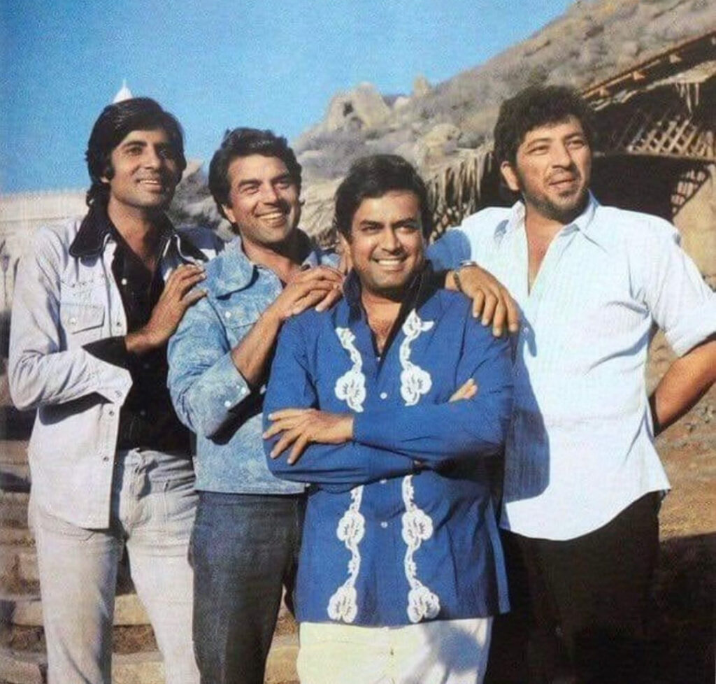 धर्मेंद्र अमिताभ बच्चन हेमा मालिनी संजीव कुमार और अमजद खान की शोले फिल्म के शानदार 45 साल कंप्लीट हो गए हैं। धर्मेंद्र ने शोले की 45वीं वर्षगांठ पर फिल्म का एक मजेदार वीडियो शेयर किया है।