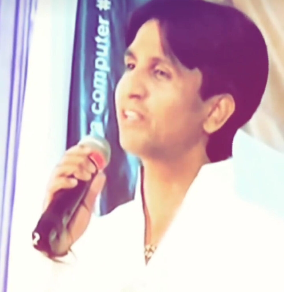 प्रशांत भूषण को सुप्रीम कोर्ट ने अवमानना मामले में दोषी ठहरारते हुए बिना शर्त माफ़ी मांगने को कहा है। जिसपर कवि कुमार का विश्वास है कि प्रशांत भूषण कभी माफ़ी नहीं मांगेंगे। प्रशांत भूषण को माफ़ी मांगने के लिए सर्वोच्च अदालत ने 24 अगस्त तक का समय दिया गया है।