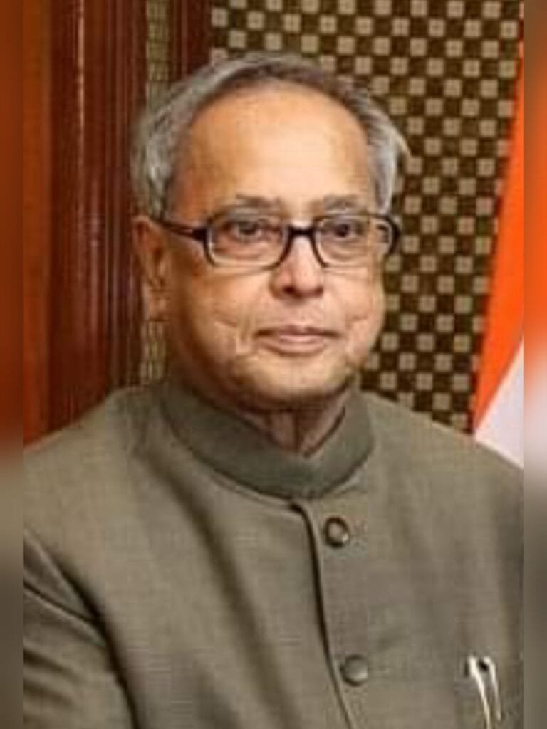भारत के पूर्व राष्ट्रपति प्रणब मुखर्जी का 84 वर्ष की उम्र में निधन हो गया है। उनके बेटे अभिजीत मुखर्जी ने इस बात जानकारी दी है। प्रणब दा के आकस्मिक निधन पर राष्ट्रपति रामनाथ कोविंद ,पीएम मोदी सहित लोगों ने शोक जताया।