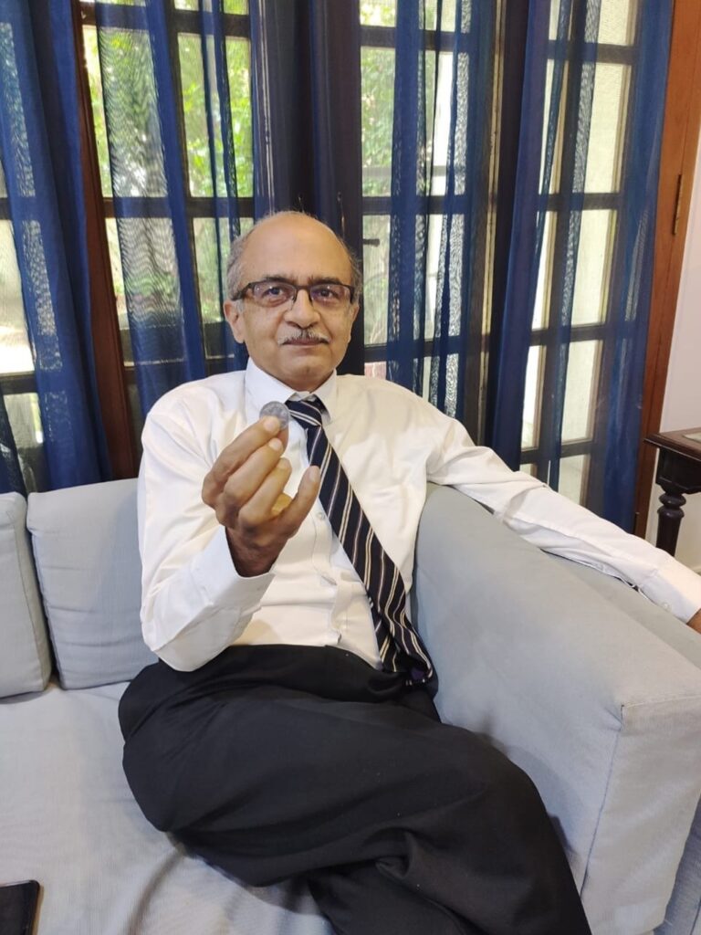 सुप्रीम कोर्ट ने अवमानना मामले में वरिष्ठ वकील प्रशांत भूषण पर सजा का फैसला सुनाते हुए एक रूपये का जुर्माना लगाया है। 1 सितंबर तक फाइन नहीं देने पर उनको 3 महीने तक की जेल की सजा हो सकती है।
