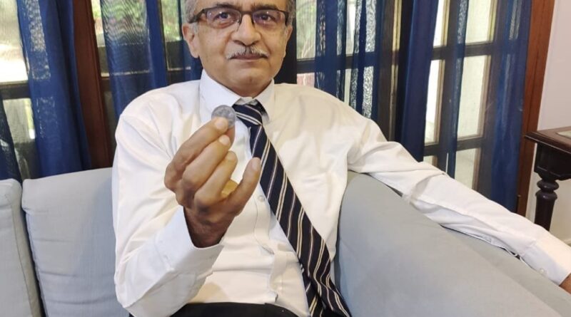 सुप्रीम कोर्ट ने अवमानना मामले में वरिष्ठ वकील प्रशांत भूषण पर सजा का फैसला सुनाते हुए एक रूपये का जुर्माना लगाया है। 1 सितंबर तक फाइन नहीं देने पर उनको 3 महीने तक की जेल की सजा हो सकती है।