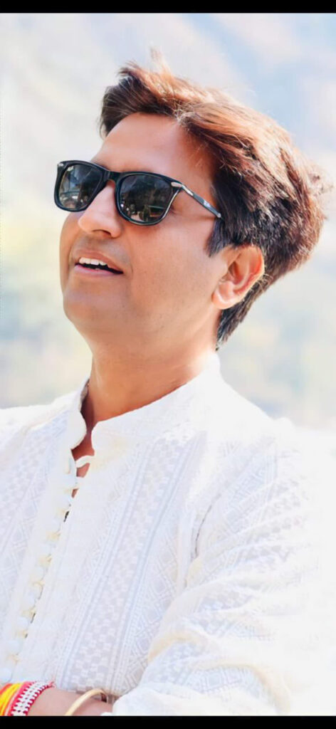 बॉलीवुड अभिनेता सुशांत सिंह राजपूत की मौत मामले की जांच कर रही एजेंसियों पर कवि कुमार विश्वास ने अपने ही अंदाज में तंज कसा है। बोले-और कितनी पारदर्शिता चाहिए ?
