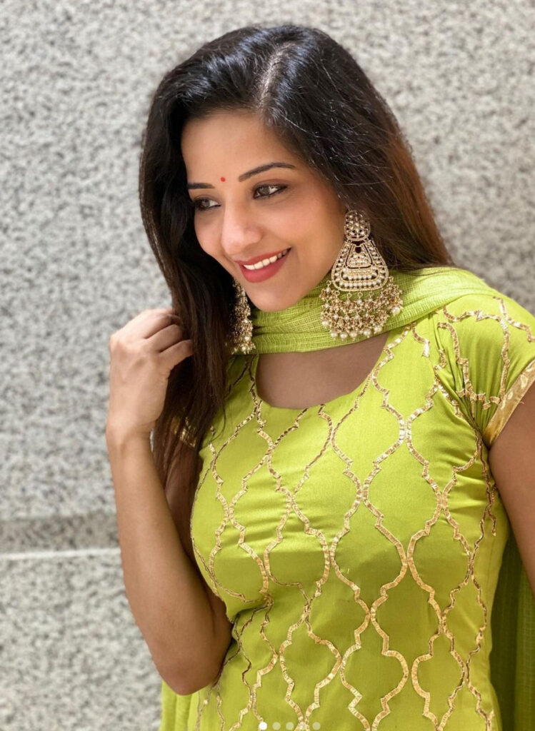 बॉलीवुड एक्ट्रेस मोनालिसा का लेटेस्ट फोटोशूट सोशल मीडिया पर बहुत वायरल हो रहा है। मोनालिसा ने ये फोटोशूट एयरपोर्ट पर कराया है।