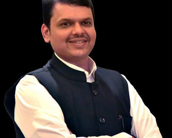सरकार को ऐसा लगता है कि महाराष्ट्र में उनकी लड़ाई कोरोना वायरस से नहीं बल्कि कंगना रनौत से है-महाराष्ट्र के पूर्व मुख्यमंत्री देवेंद्र फडणवीस ने कहा।