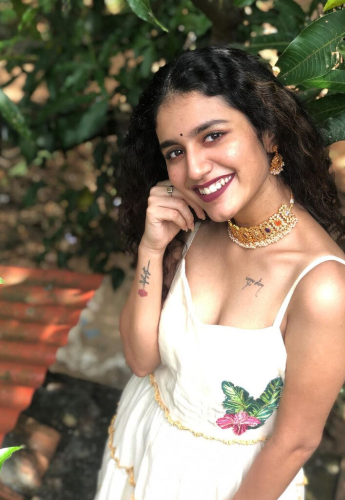 साउथ मूवी एक्ट्रेस प्रिया प्रकाश वारियर की लेटेस्ट फोटोज सोशल मीडिया पर बहुत तेजी से वायरल हो रही हैं। प्रिया प्रकाश वारियर इन तस्वीरों में गजब स्माइल देती हुई नजर आ रही है।
