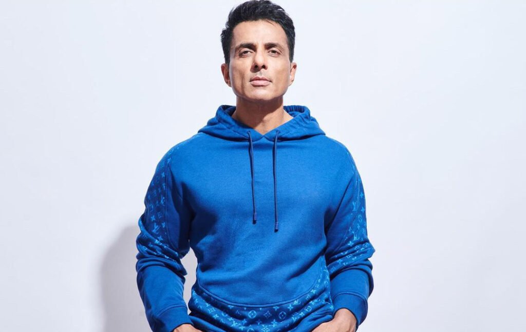 कोरोना वायरस महामारी के दौर में लगे लॉकडाउन में बॉलीवुड अभिनेता सोनू सूद ने प्रवासी मजदुरों की दिल खोलकर मदद की है। अपने नेक कामों कारण सोनू सूद आज की तारीख में हर दिल अजीज हैं।