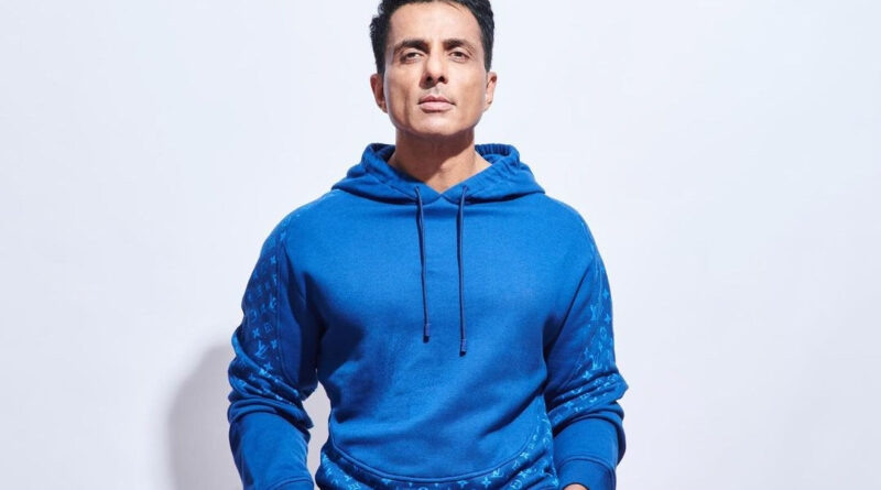 कोरोना वायरस महामारी के दौर में लगे लॉकडाउन में बॉलीवुड अभिनेता सोनू सूद ने प्रवासी मजदुरों की दिल खोलकर मदद की है। अपने नेक कामों कारण सोनू सूद आज की तारीख में हर दिल अजीज हैं।