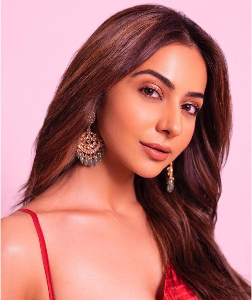 डिजाइनर सिमोन खंबाटा पूछताछ के लिए सही समय पर एनसीबी ऑफिस पहुंची। रकुल प्रीत सिंह समन नहीं मिलने के कारण नारकोटिक्स कंट्रोल ब्यूरो के दफ्तर नहीं जाएंगी।