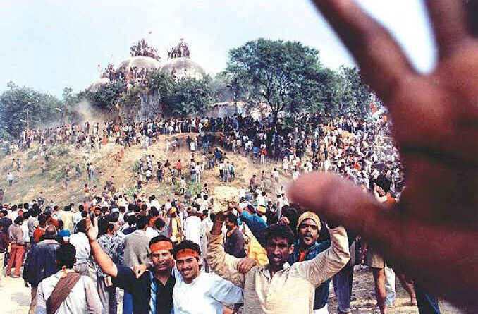 सीबीआई की स्पेशल कोर्ट ने बाबरी मस्जिद विध्वंस मामले में लाल कृष्ण आडवाणी मुरली मनोहर जोशी और बीजेपी नेत्री उमा भारती सहित सभी 32 आरोपियों को बरी कर दिया है।