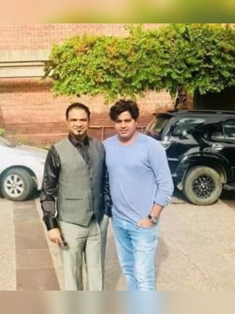 इलाहबाद हाई कोर्ट ने डॉक्टर कफील खान को तुरंत रिहा करने का आदेश दिया है। अदालत ने डॉक्टर को NSA के तहत गिरफ्तार करने और उसे बढ़ाए जाने को गैरक़ानूनी करार दिया है। डॉक्टर कफील खान की रिहाई पर लोगों में ख़ुशी की लहर देखने को मिल रही है।