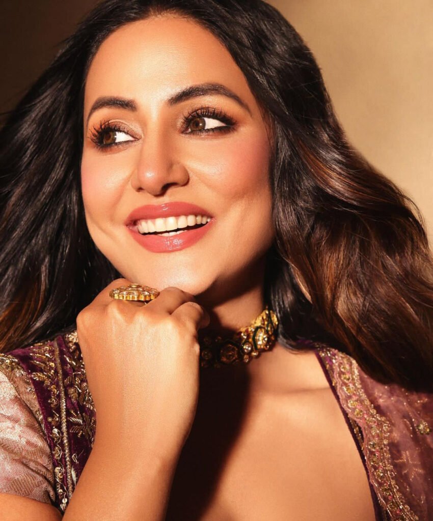 बॉलीवुड अभिनेत्री हिना खान का लेटेस्ट वीडियो सोशल मीडिया पर खूब वायरल हो रहा है। इंस्टाग्राम वीडियो में हिना खान देसी गर्ल प्रियंका चोपड़ा के फेमस गाने पर डांस कर रही है।