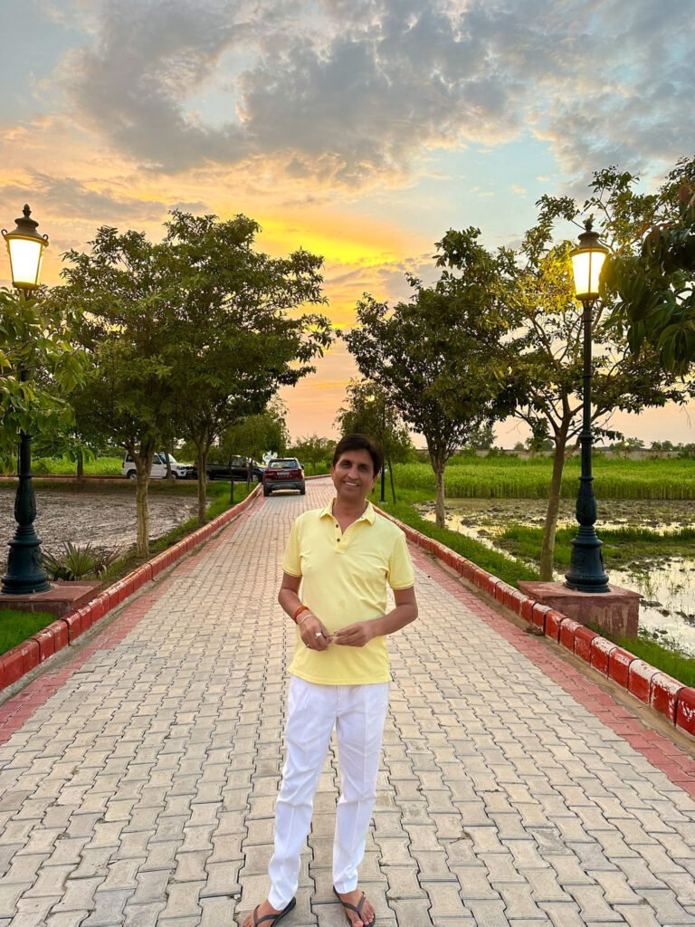 मशहूर कवि कुमार विश्वास को खेत से घर वापस लौटते समय रास्ते में खतरनाक सांप दिखाई दिया। उन्होंने सांप का वीडियो अपने सोशल मीडिया प्लेटफार्म पर साझा करते हुए इंसानों से कम घातक बताया है।