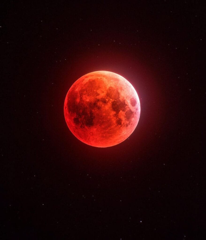 2020 के आखिरी चंद्रग्रहण को बहुत महत्वपूर्ण माना जा रहा है । 30 नवंबर को कार्तिक पूर्णिमा भी है और कार्तिक स्नान भी खत्म होगा । इसी दिन सिख धर्म के संस्थापक गुरुनानक देव जी का 551वां जन्मदिन भी मनाया जाएगा ।