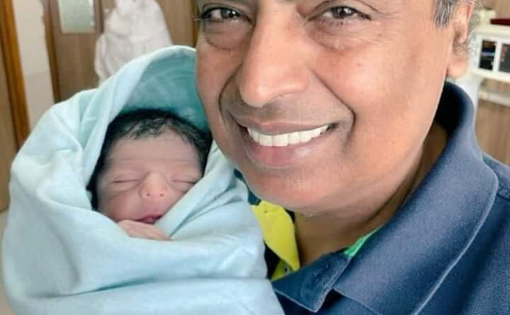 मुकेश अंबानी और नीता के बड़े बेटे की पत्नी श्लोका ने मुंबई के एक अस्पताल में बेटे को जन्म दिया है। ये जानकारी अंबानी परिवार के प्रवक्ता ने बिज़नेस टुडे को दी है।