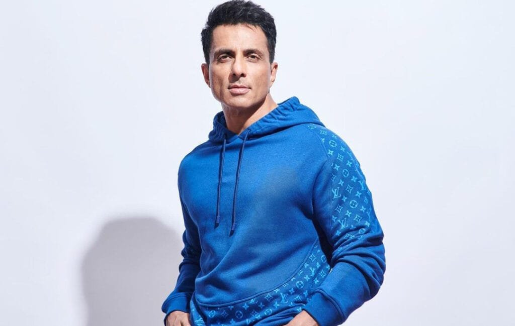 बॉलीवुड अभिनेता सोनू सूद ने कोरोना वायरस महामारी के दौरान प्रवासी मजदूरों और जरूरतमंदों की दिल खोलकर मदद की।जिसके लिए उन्हें काफी सम्मान मिल चुके हैं। अब सोनू सूद दुनिया में 50 एशियाई हस्तियों की सूचि में शीर्ष स्थान हासिल करने वाले पहले भारतीय बन गए हैं।