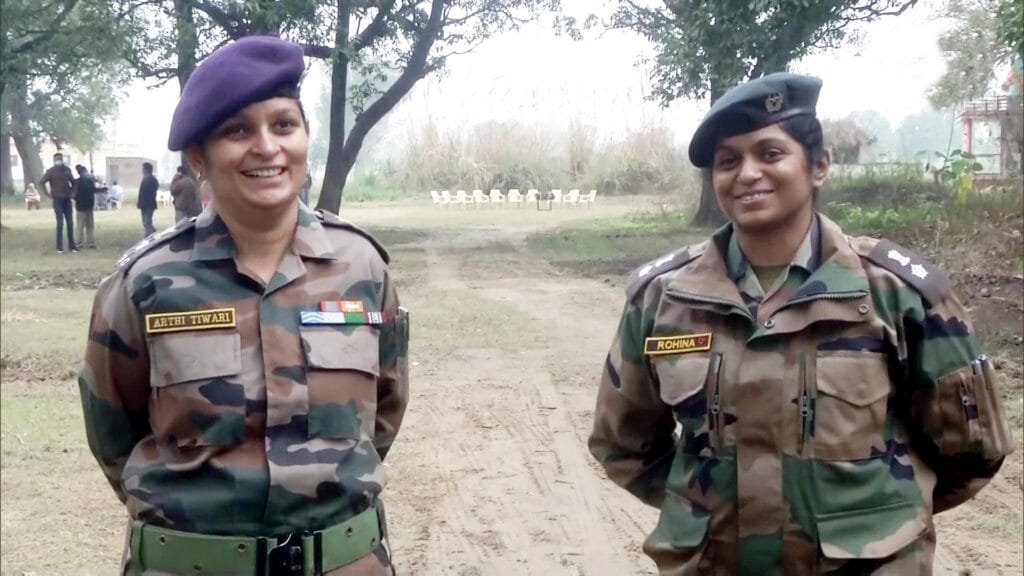 भारतीय सेना में स्थाई कमीशन पाने वाली लेफ्टिनेंट कर्नल आरती तिवारी और रोहिना वर्गीस दो पहली महिला अधिकारी बनीं। इससे पहले महिलाओं को सेना में शार्ट सर्विस कमीशन मिलता था।जिसकी अवधि 5 साल की होती थी।