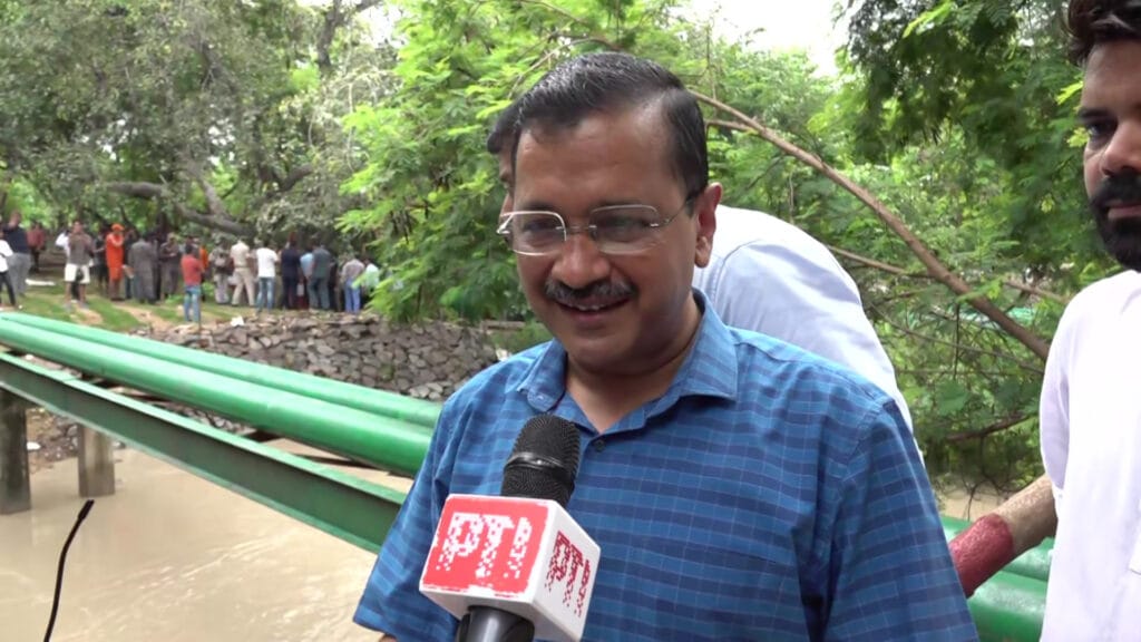 देश भर में चल रहे किसान आंदोलन के बीच दिल्ली के मुख्यमंत्री अरविंद केजरीवाल ने बड़ी घोषणा की है।सीएम केजरीवाल ने एक वीडियो जारी करते हुए,यूपी विधान सभा चुनाव 2022 लड़ने की घोषणा की है।