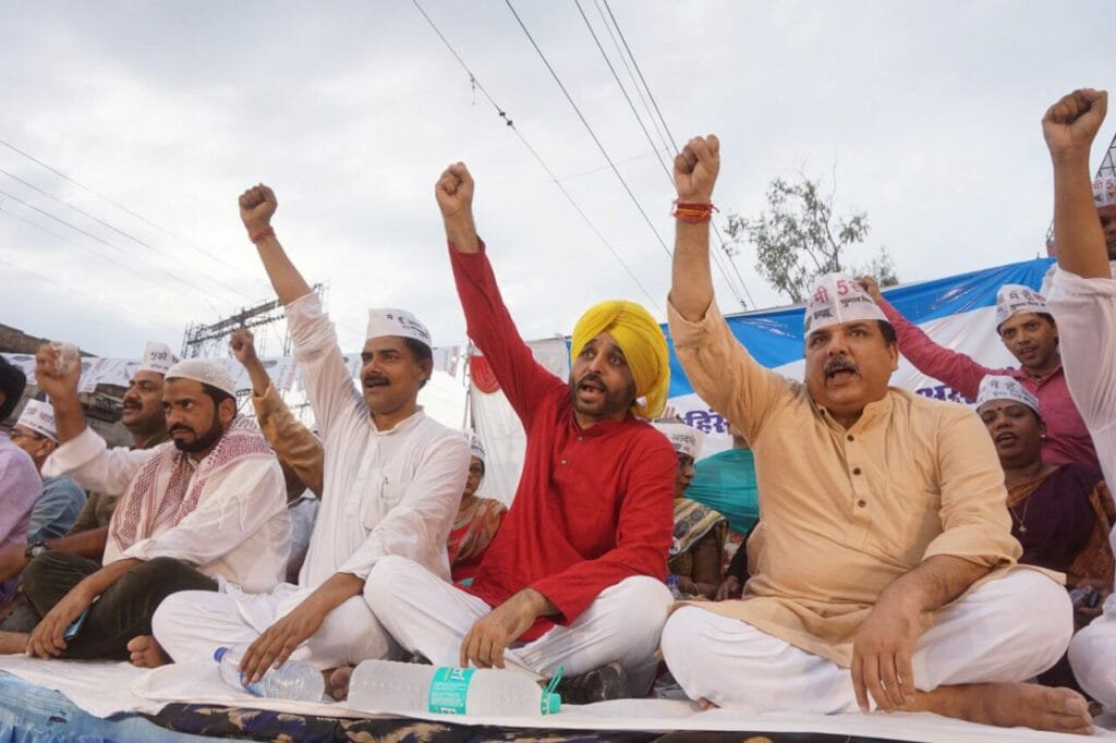 मोदी सरकार की बंद आंखों और कानों को खोलने के लिए लोकसभा के सेंटर साल में गूंजे किसान हितेषी नारे। AAP सांसद संजय सिंह और भगवंत मान ने प्रधानमंत्री नरेंद्र मोदी को संसद में घेरा।