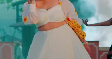 देसी क्वीन के नाम से मशहूर सपना चौधरी का लेटेस्ट वीडियो सॉन्ग 'चटक मटक' यूट्यूब पर रिलीज हो गया है। नए गाने में सपना चौधरी हरियाणवीं अंदाज में नजर आ रही है।