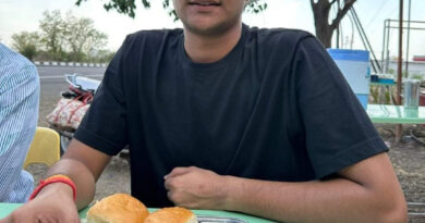 इंडियन इंस्टिट्यूट ऑफ़ मैनेजमेंट अहमदाबाद से एमबीए ड्राप आउट छात्र प्रफुल्ल बिल्लोरे ने नौकरी की तलाश न करके चाय बेचने के व्यवसाय को चुना।आज की तारीख में प्रफुल्ल सालाना करोड़ों रूपये कमा रहा है।