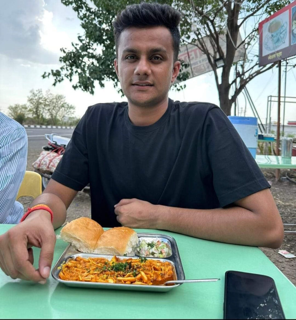 इंडियन इंस्टिट्यूट ऑफ़ मैनेजमेंट अहमदाबाद से एमबीए ड्राप आउट छात्र प्रफुल्ल बिल्लोरे ने नौकरी की तलाश न करके चाय बेचने के व्यवसाय को चुना।आज की तारीख में प्रफुल्ल सालाना करोड़ों रूपये कमा रहा है।